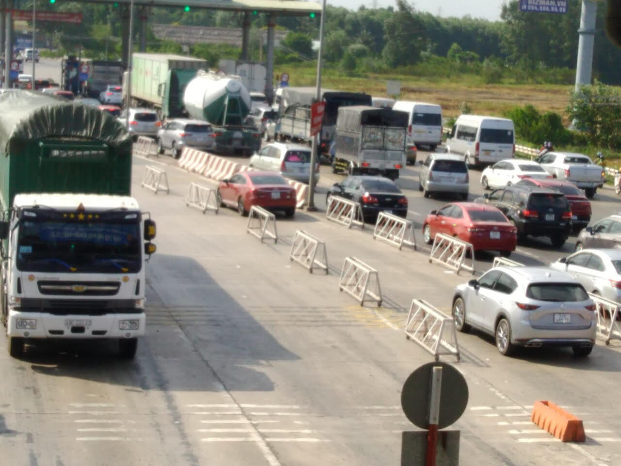 Quá tải lượng xe lưu thông trên quốc lộ 51.