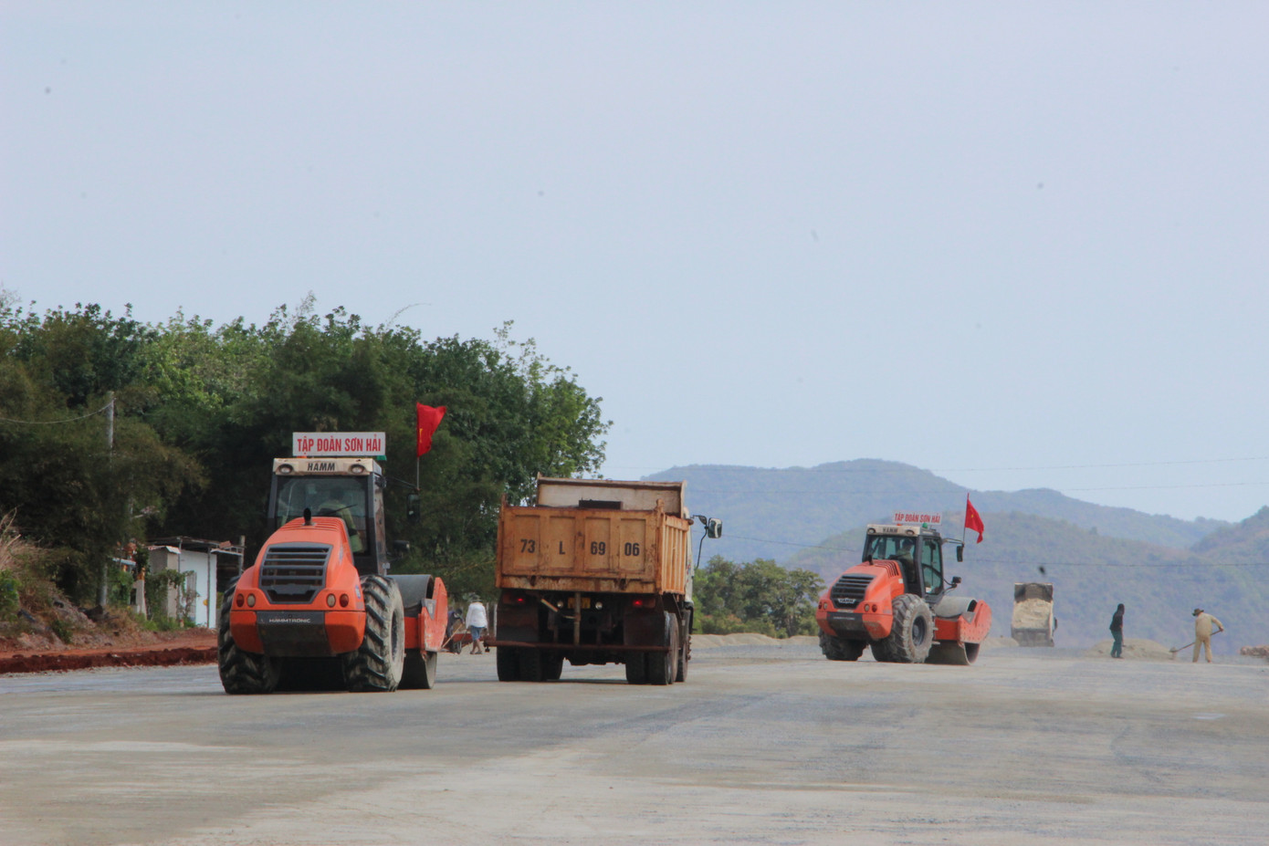 Một đoạn cao tốc đang được trải cấp phối đá mi Một đoạn cao tốc đang được trải cấp phối đá mi