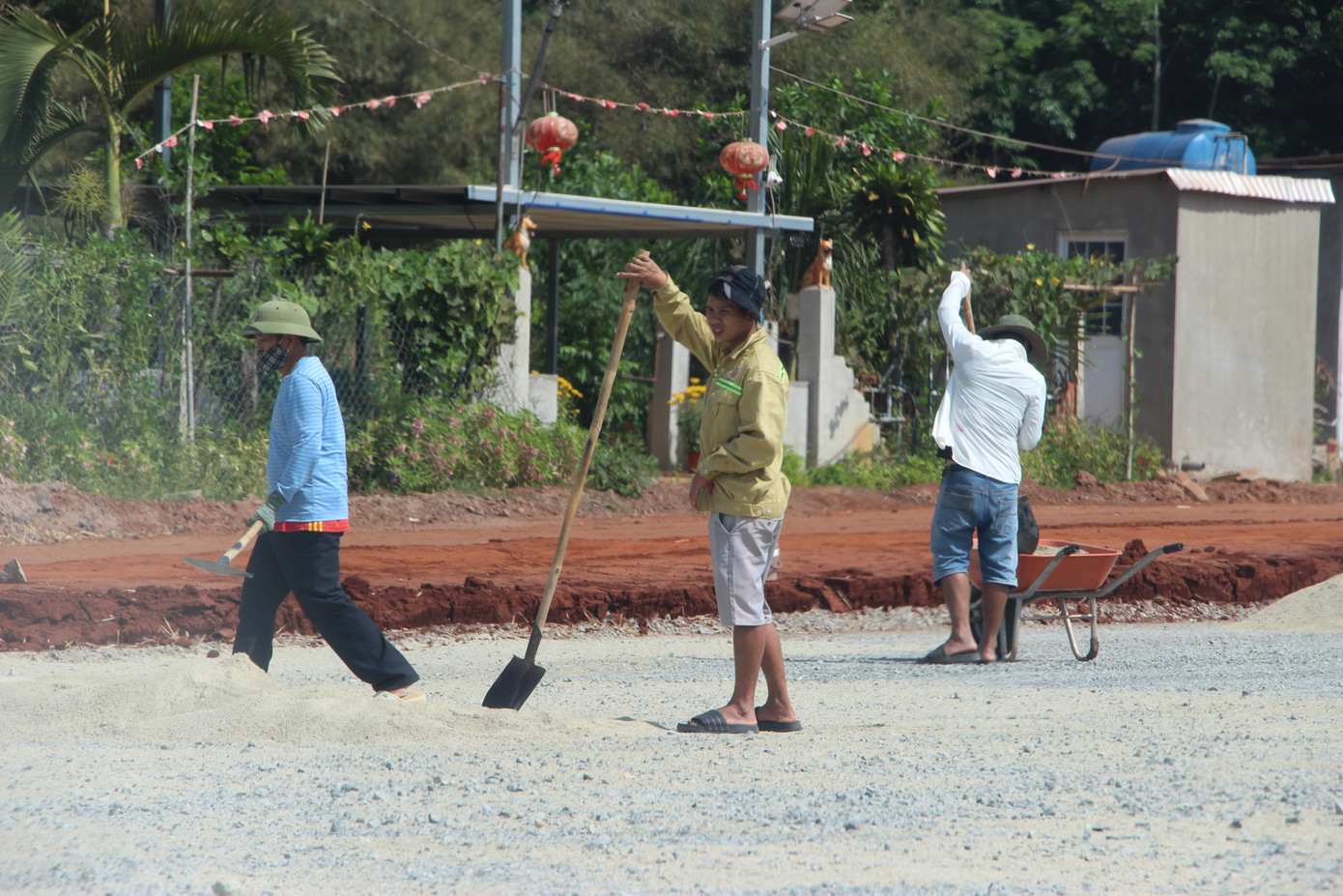 Công nhân thi công dưới trời nắng nóng Công nhân thi công dưới trời nắng nóng