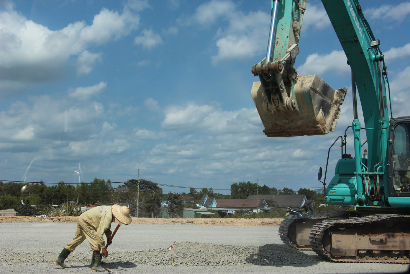 Trên công trường đang được thi công 3 ca, 4 kíp Trên công trường đang được thi công 3 ca, 4 kíp