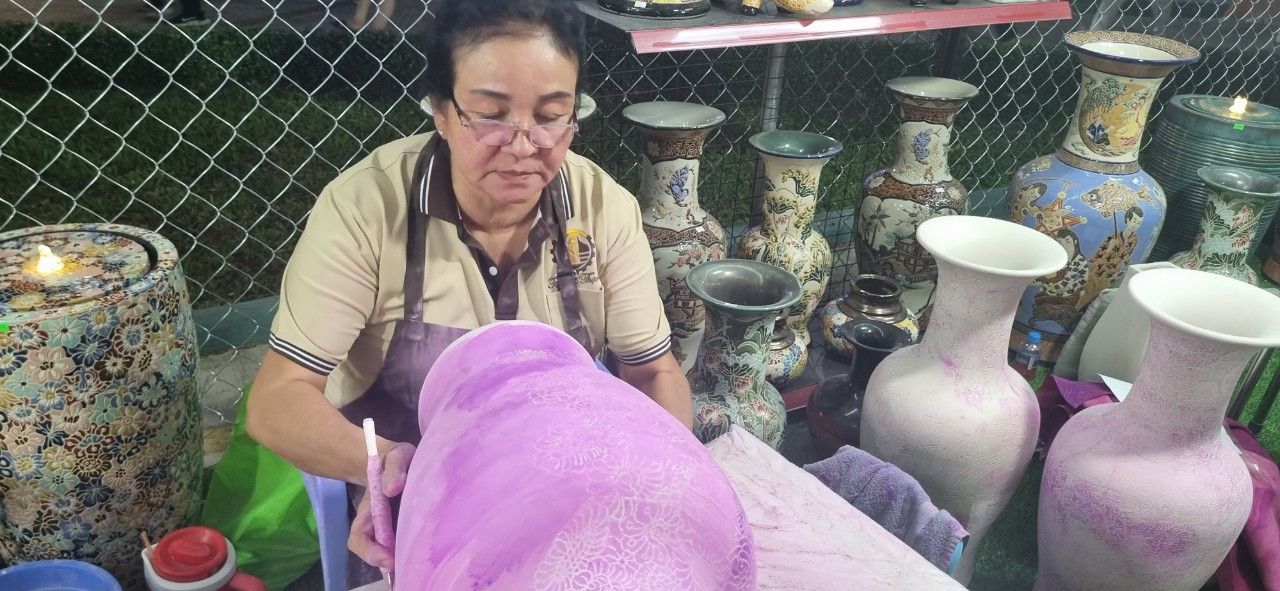 Các thợ gốm trang trí họa tiết cho sản phẩm gốm truyền thống Biên Hòa Các thợ gốm trang trí họa tiết cho sản phẩm gốm truyền thống Biên Hòa