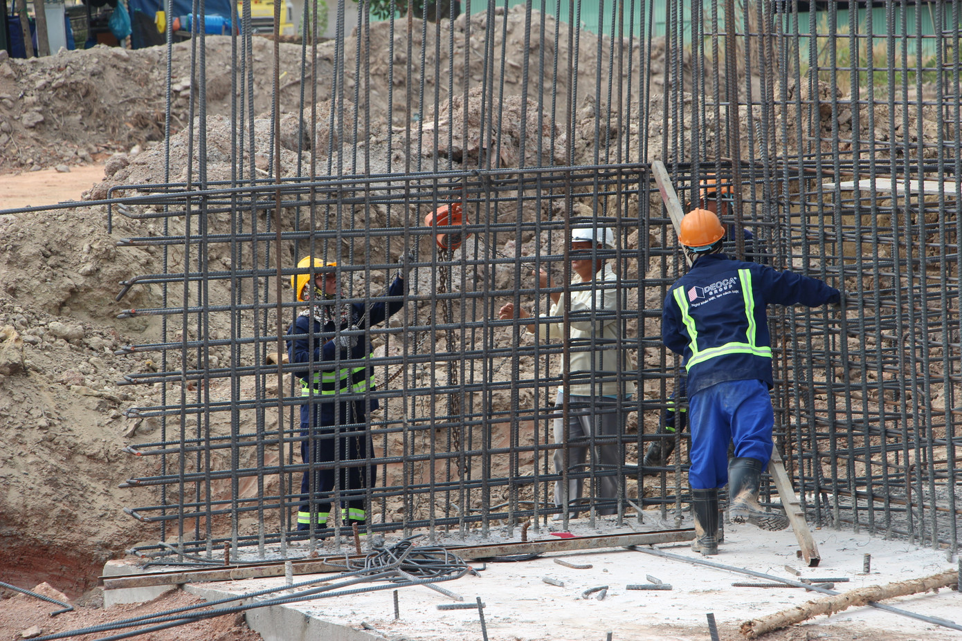 Thi công đường kết nối sân bay T1.