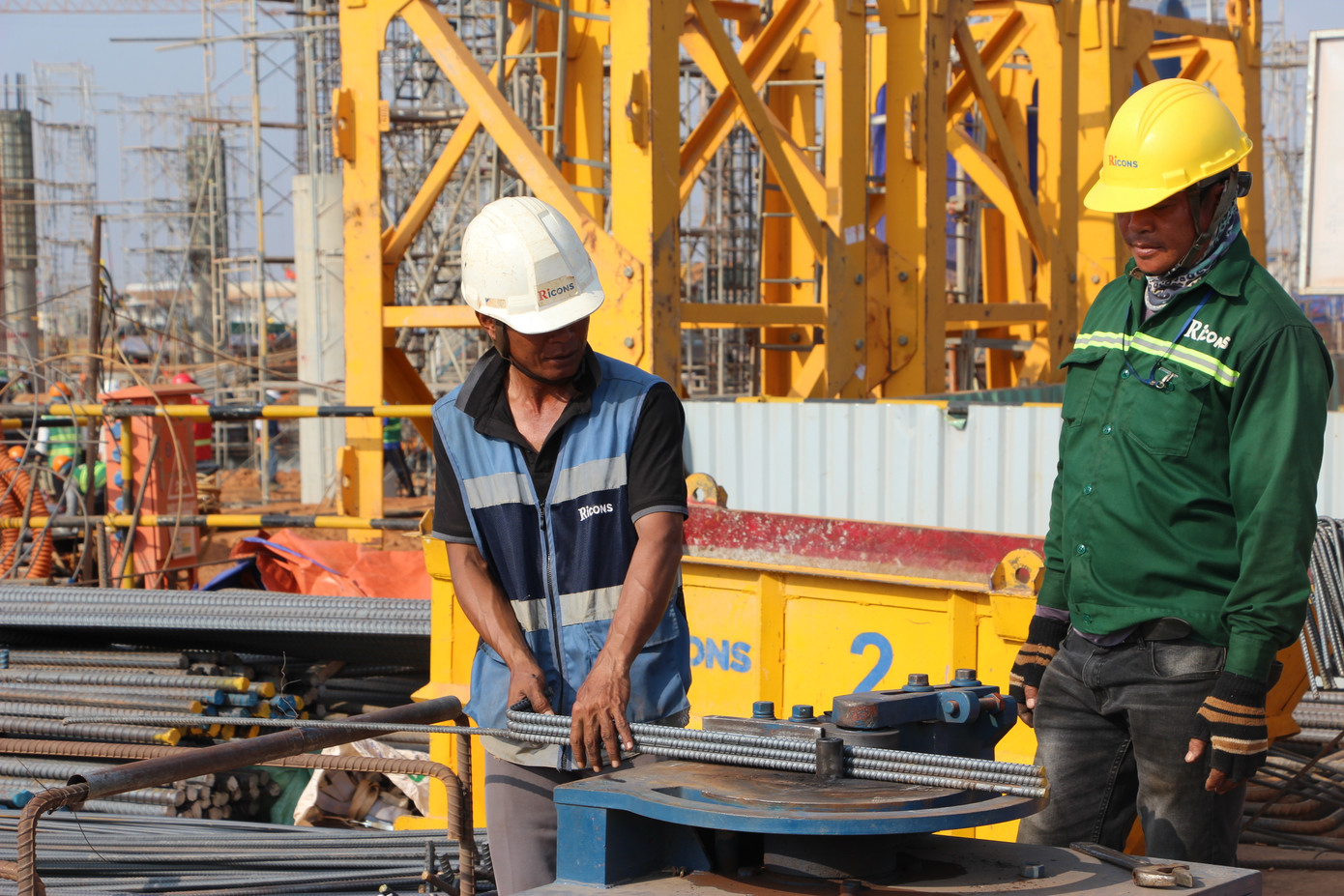 Công nhân làm việc giữa thời tiết nắng nóng trên công trường nhà ga hành khách.