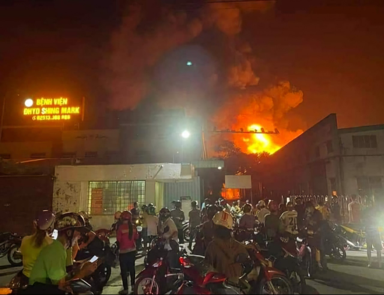 Nhiều người theo dõi vụ cháy trong đêm