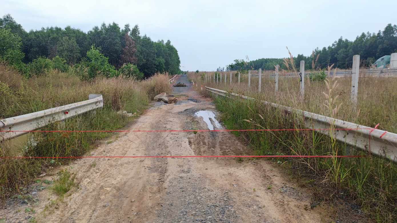 Chính quyền địa phương đã rào chắn đoạn đường có hố sâu