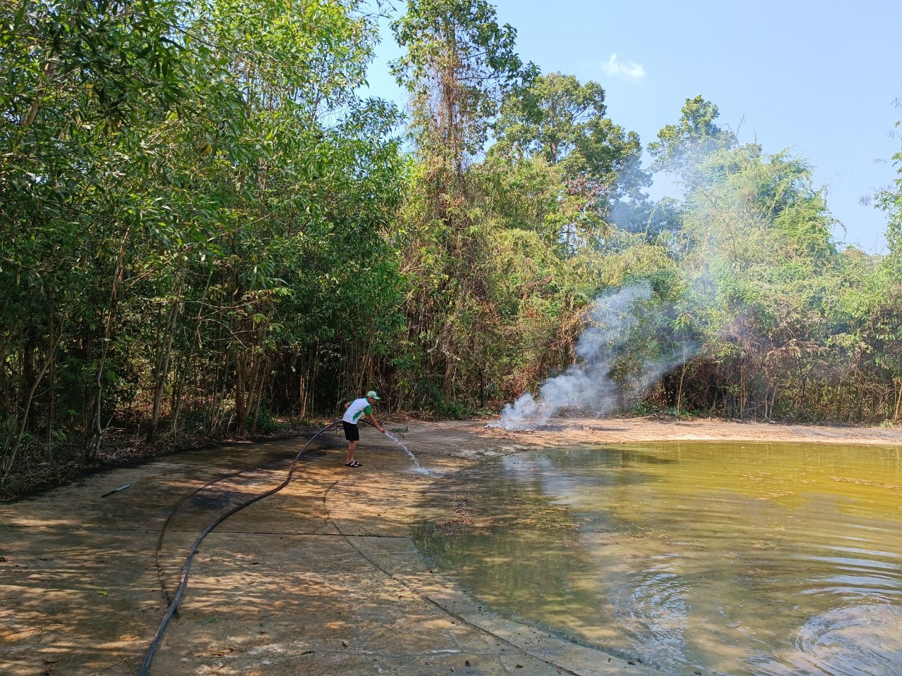 Nhân viên Khu Bảo tồn Đồng Nai bơm tiếp nước vào chảo chứa nước trong rừng