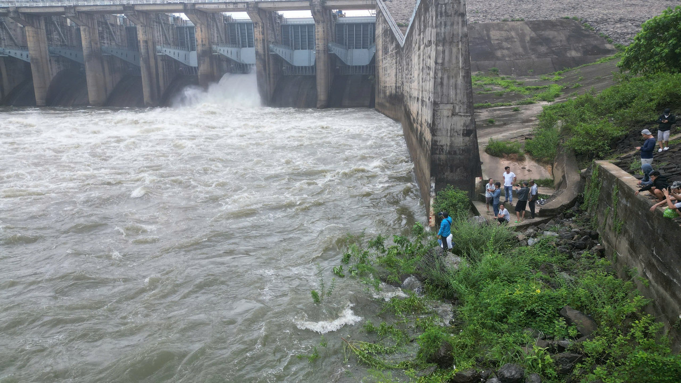Nhiều người dân vào chân đập thủy điện Trị An xem nhà máy xả lũ
