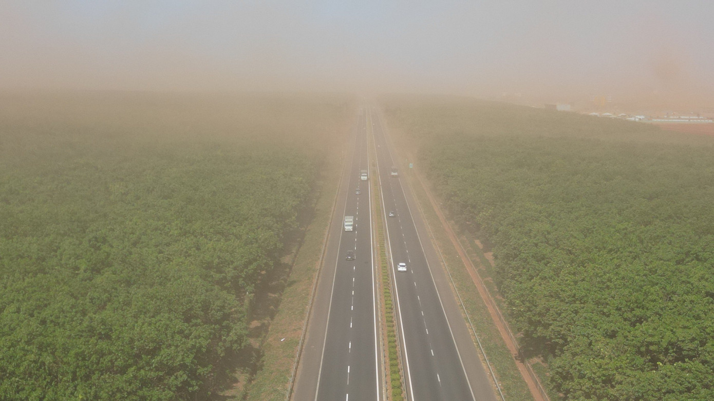 Cao tốc TP HCM- Long Thành - Dầu Giây (đoạn gần công trường xây dựng sân bay) nhìn từ trên cao mịt mù bụi