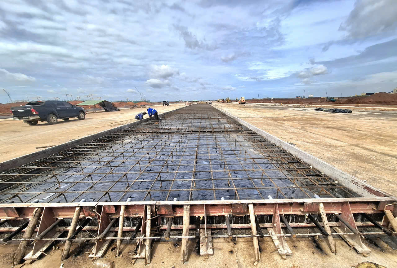 Thi công cốt thép chuẩn bị công tác đổ lớp bê tông cuối cùng hoàn thiện đường băng dài 4.000m, rộng 45m Thi công cốt thép chuẩn bị công tác đổ lớp bê tông cuối cùng hoàn thiện đường băng dài 4.000m, rộng 45m