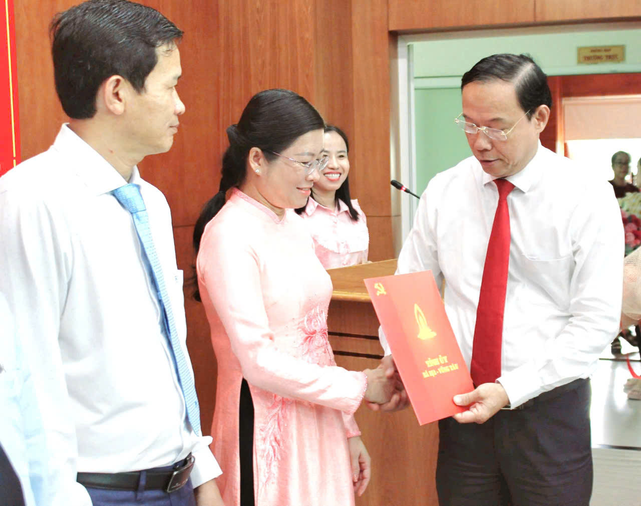 Phó bí thư Tỉnh ủy, Chủ tịch UBND tỉnh Bà Rịa – Vũng Tàu Nguyễn Văn Thọ trao quyết định bổ nhiệm cán bộ