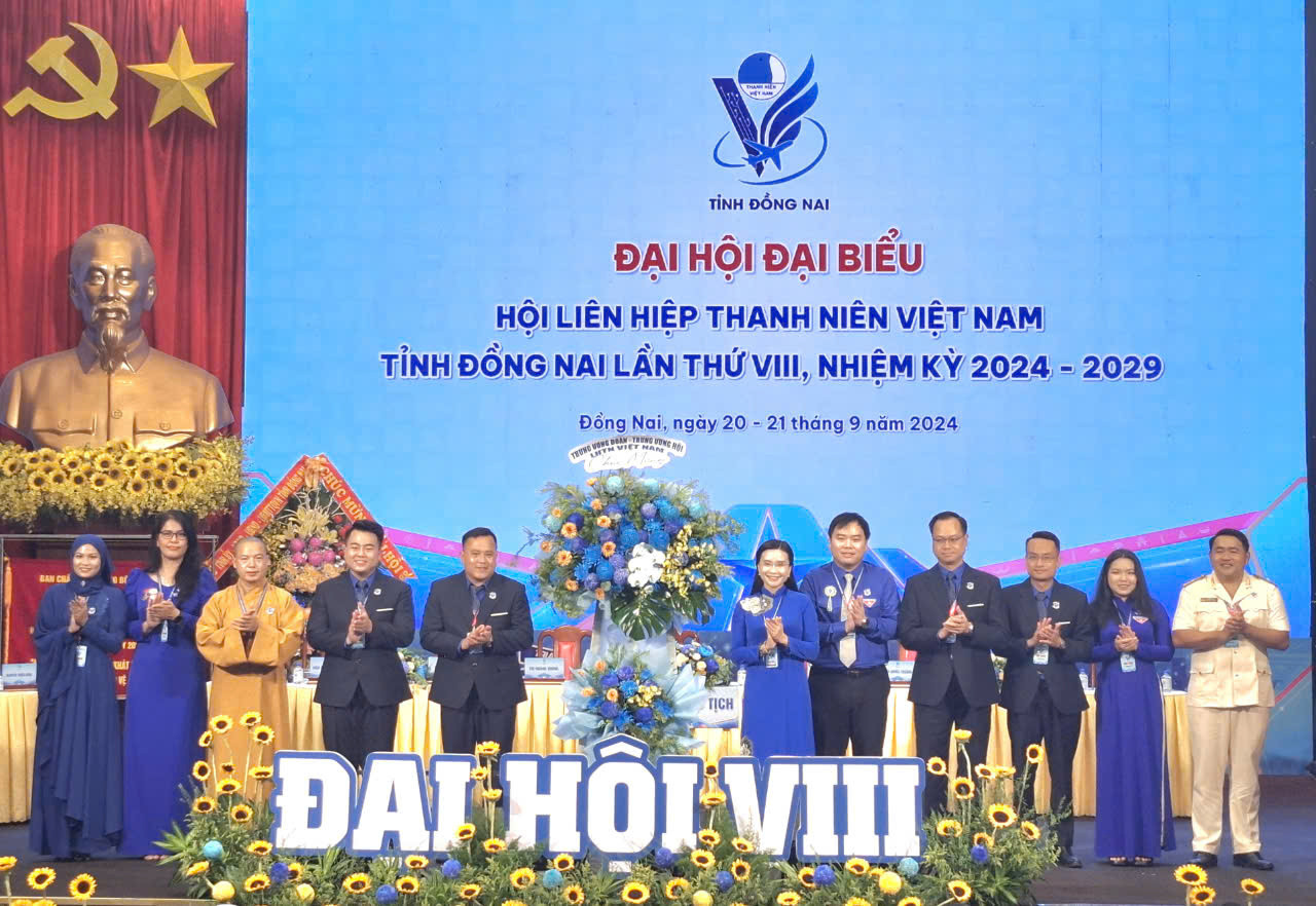 Bí thư Trung ương Đoàn Nguyễn Phạm Duy Trang tặng hoa chúc mừng Đại hội