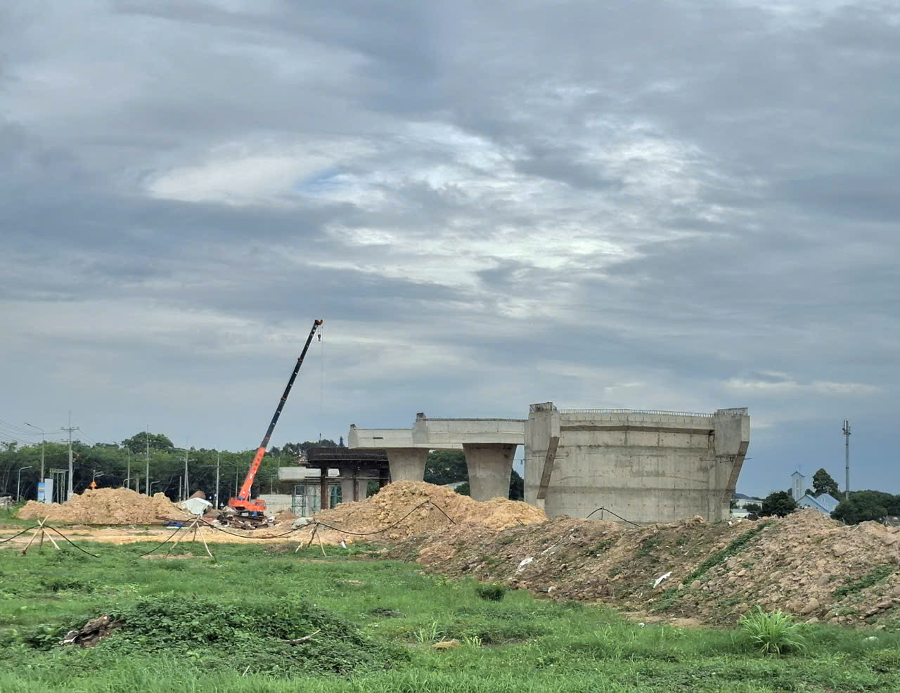 Đoạn cầu vượt qua xã Tam Phước đang được thi công Đoạn cầu vượt qua xã Tam Phước đang được thi công