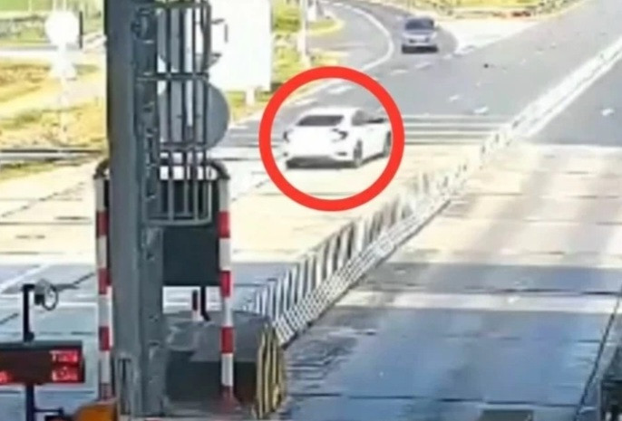 Ô tô do tài xế T. điều khiển chạy ngược chiều trên cao tốc Ô tô do tài xế T. điều khiển chạy ngược chiều trên cao tốc