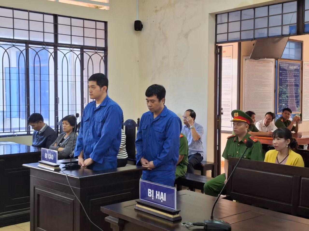 Bị cáo Tính (bên phải) và bị cáo Dương tại phiên tòa Bị cáo Tính (bên phải) và bị cáo Dương tại phiên tòa