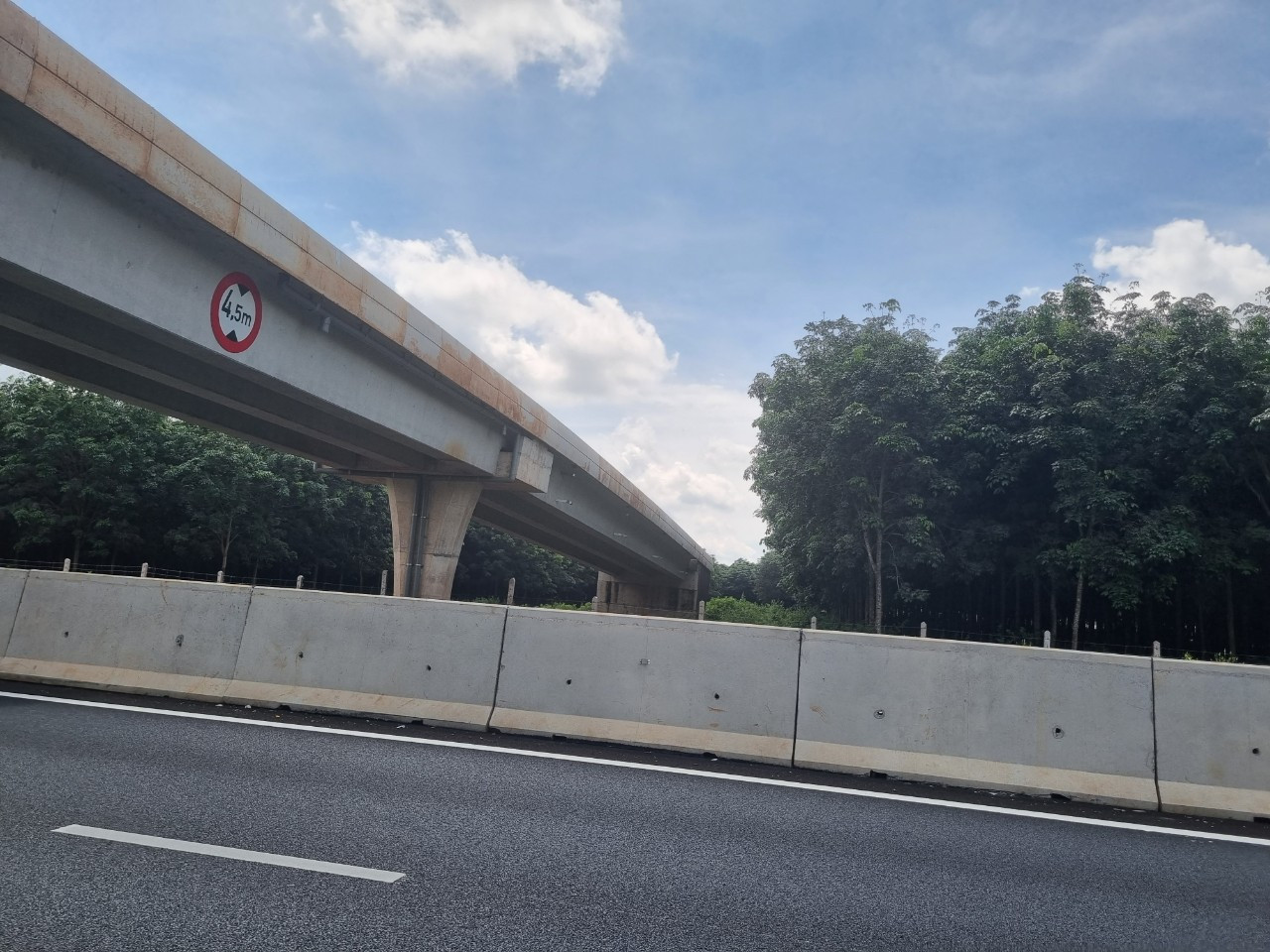 Một cầu vượt qua cao tốc Dầu Giây - Phan Thiết, đoạn qua huyện Cẩm Mỹ đến nay chưa hoàn thiện đường dẫn.