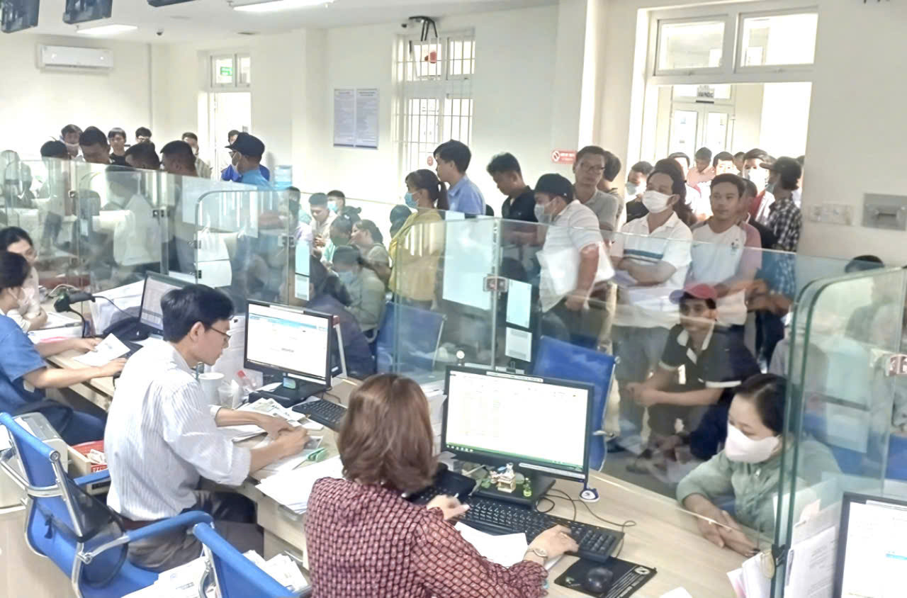 Người dân đến làm thủ tục đổi GPLX tại Trung tâm hành chính công tỉnh Đồng Nai. Người dân đến làm thủ tục đổi GPLX tại Trung tâm hành chính công tỉnh Đồng Nai.