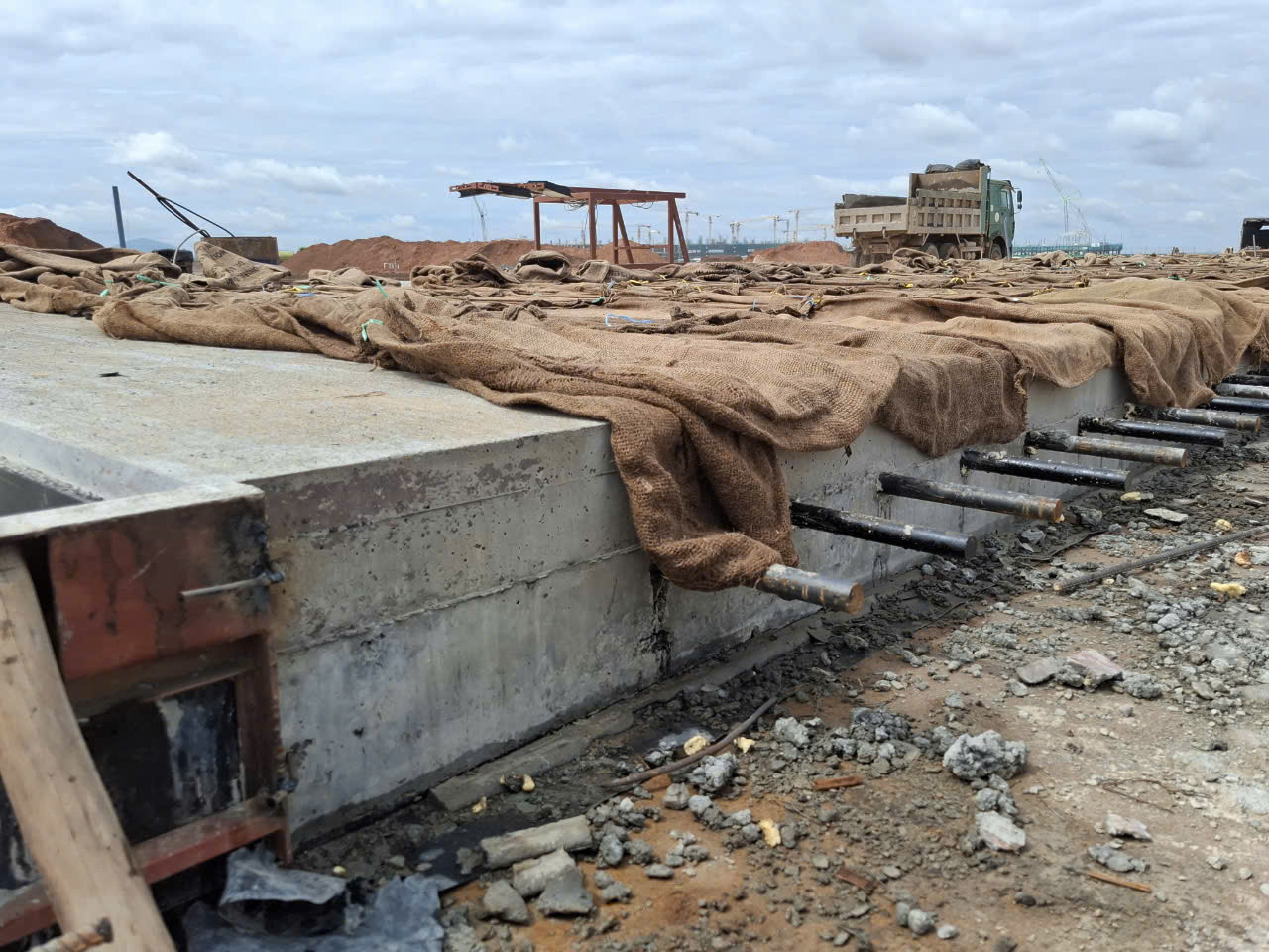 Một đoạn đường cất hạ cánh đã được đổ bê tông lớp cuối cùng. Một đoạn đường cất hạ cánh đã được đổ bê tông lớp cuối cùng.