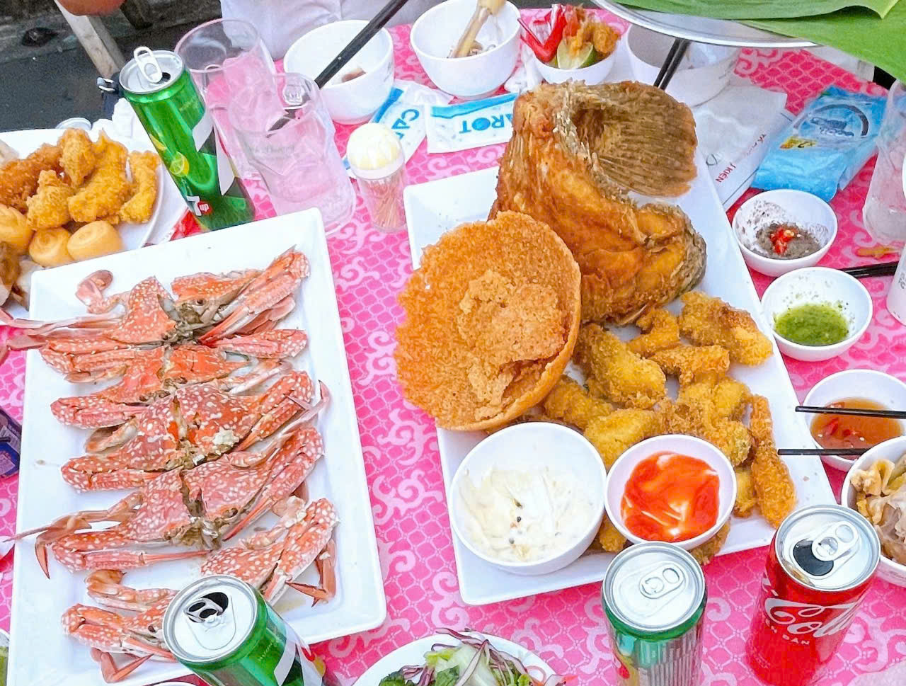 Mâm ăn có giá 250.000 đồng/người tại "bữa ăn công đoàn" do Công ty TNHH Acrowel Việt Nam tổ chức cho người lao động. Mâm ăn có giá 250.000 đồng/người tại "bữa ăn công đoàn" do Công ty TNHH Acrowel Việt Nam tổ chức cho người lao động.