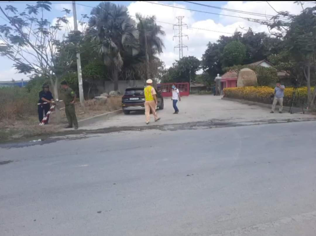 Lực lượng công an chốt chặn bảo vệ hiện trường từ xa Lực lượng công an chốt chặn bảo vệ hiện trường từ xa