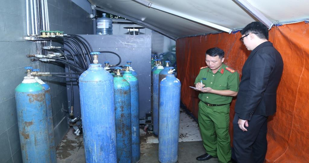 Công an thu giữ các vật chứng