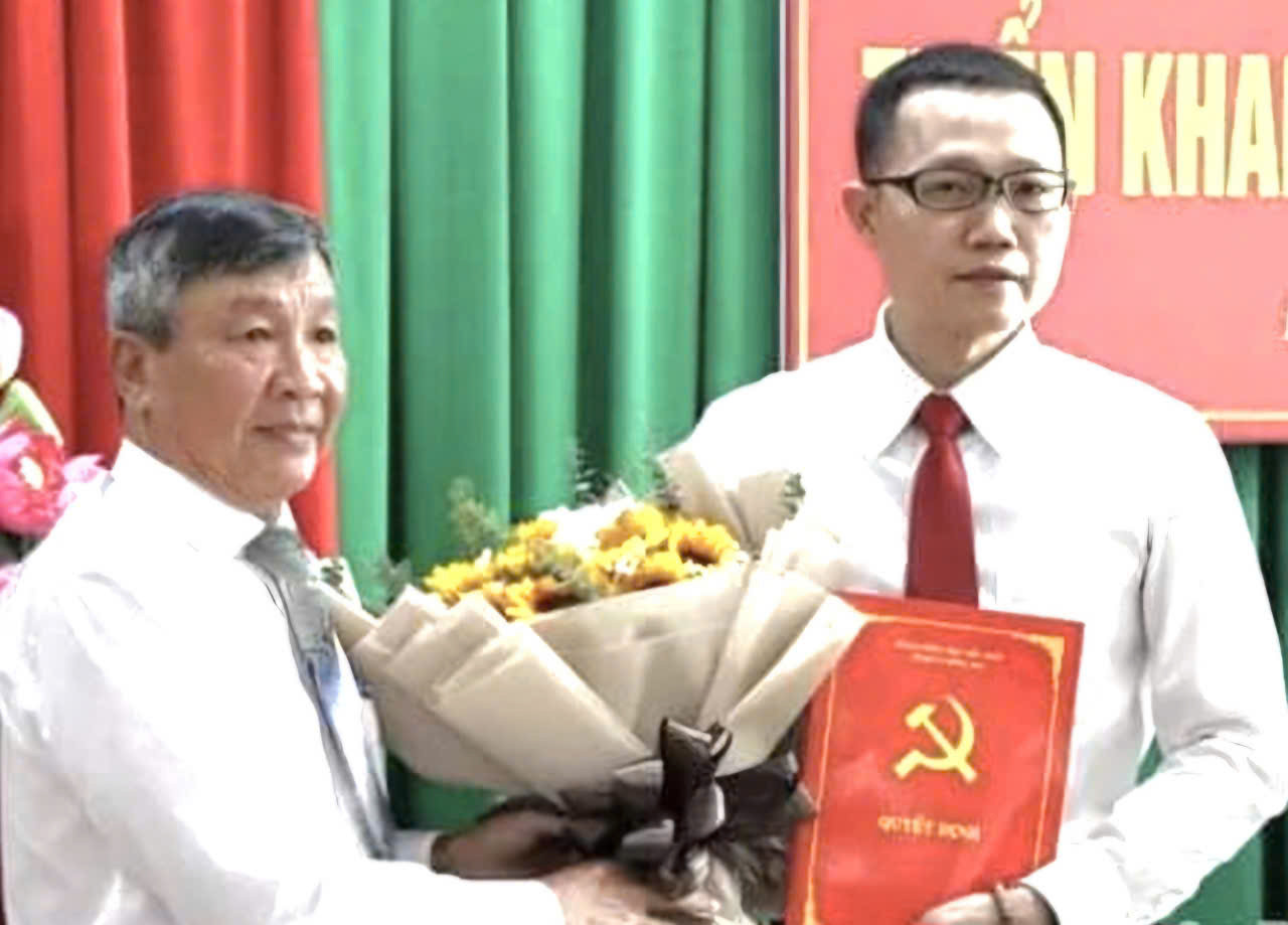 Phó Bí thư Thường trực Tỉnh ủy Đồng Nai Hồ Thanh Sơn (bên trái) trao quyết định cho ông Nguyễn Phong An. Phó Bí thư Thường trực Tỉnh ủy Đồng Nai Hồ Thanh Sơn (bên trái) trao quyết định cho ông Nguyễn Phong An.