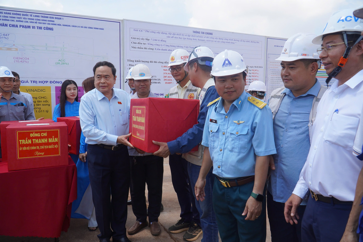 Chủ tịch Quốc hội tặng quà động viên cán bộ, công nhân tại công trường Cảng HKQT Long Thành. Chủ tịch Quốc hội tặng quà động viên cán bộ, công nhân tại công trường Cảng HKQT Long Thành.