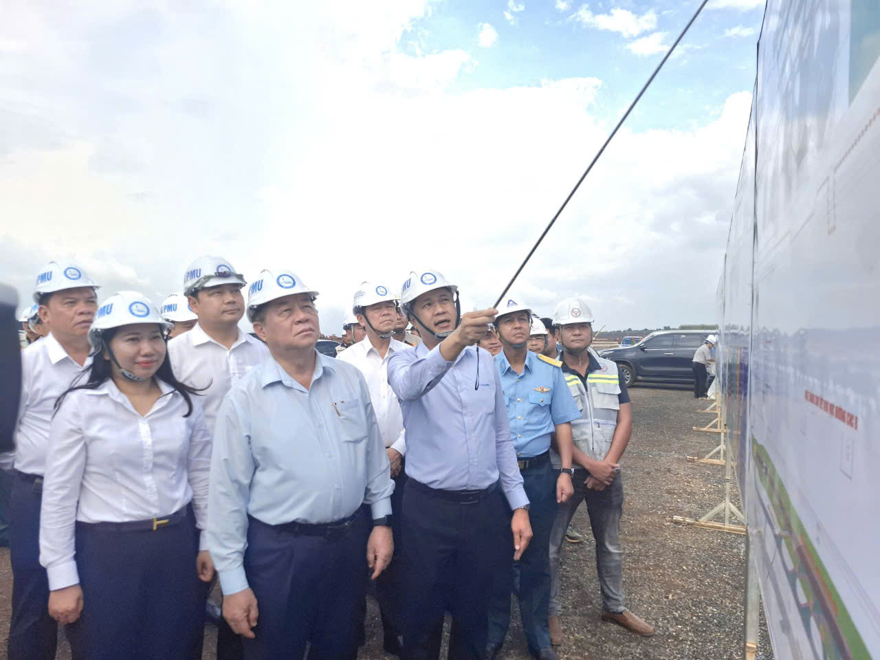Trưởng ban Tuyên Giáo Trung ương Nguyễn Trọng Nghĩa tại công trường dự án sân bay Long Thành. Trưởng ban Tuyên Giáo Trung ương Nguyễn Trọng Nghĩa tại công trường dự án sân bay Long Thành.