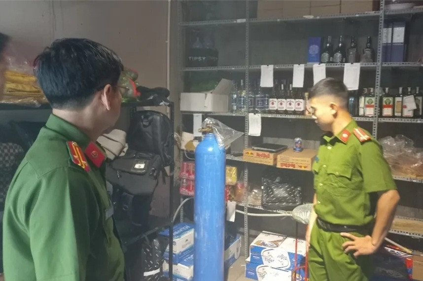 Các bình khí cười và rượu ngoại không có hóa đơn