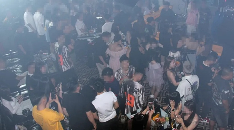 Nhiều người sử dụng "bóng cười" trong quán