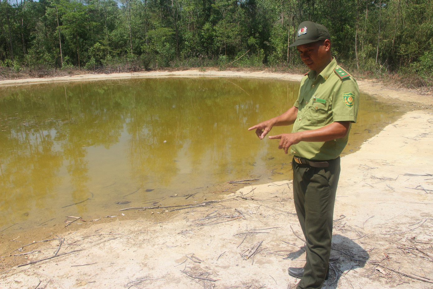 Chảo nước xây dựng tại rừng thuộc Vườn Quốc gia Cát Tiên (xã Thanh Sơn, huyện Định Quán) dành cho voi và các loại thú đến uống nước