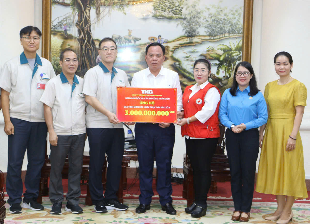 Lãnh đạo Công ty và công đoàn Công ty CP TKG Taekwang Vina trao tiền ủng hộ