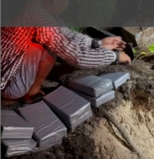 Đối tượng chỉ dẫn nơi cất giấu bao tải chứa chất nghi ma túy