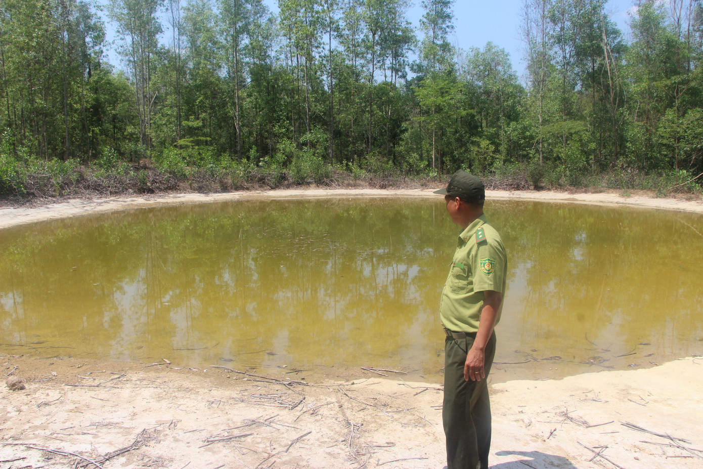 Chảo nước chứa hàng trăm m3 nước cho voi uống và tắm vào mùa khô Chảo nước chứa hàng trăm m3 nước cho voi uống và tắm vào mùa khô