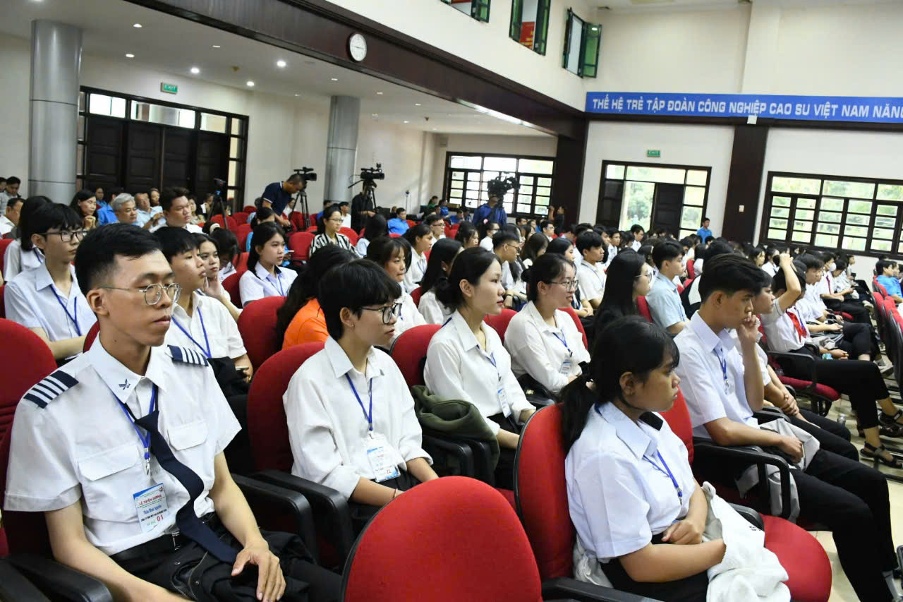 Các em HS - SV tại lễ tuyên dương