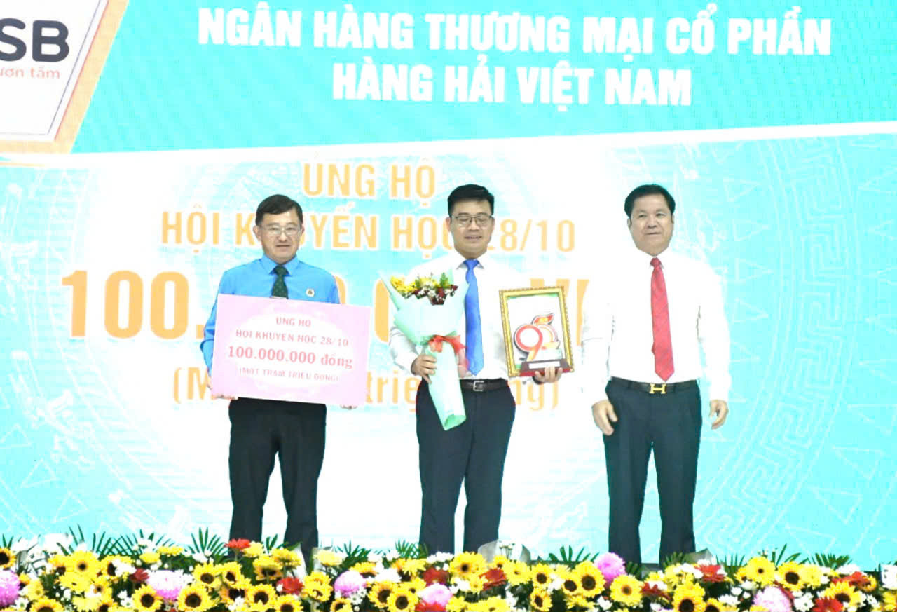 Ông Lê Thanh Hưng, Tổng giám đốc VRG (bìa phải), và ông Huỳnh Kim Nhựt, Phó Tổng giám đốc VRG, Chủ tịch Công đoàn cao su Việt Nam (bìa trái) tri ân các nhà tài trợ ủng hộ quỹ học bổng