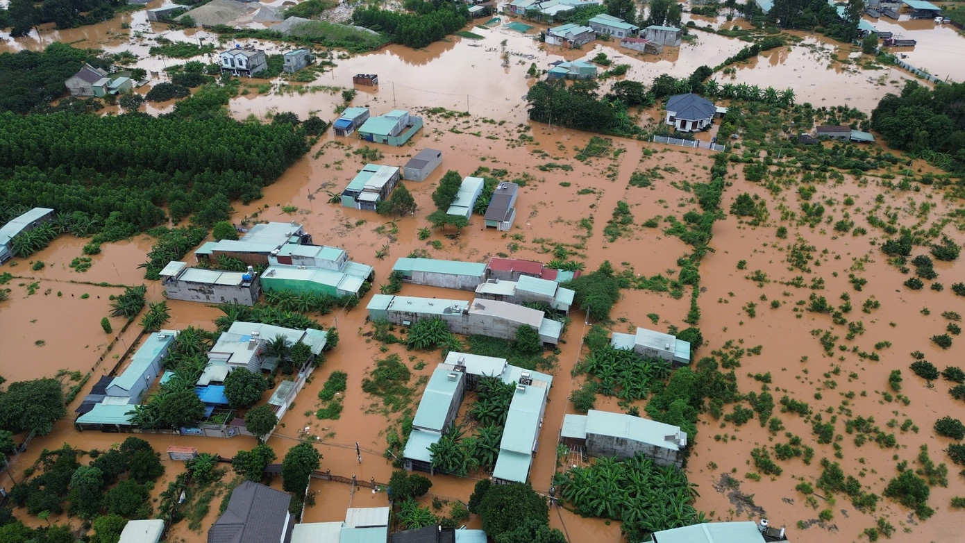 Nước mênh mông tại phường Phước Tân gây ngập hàng trăm căn nhà và trường học