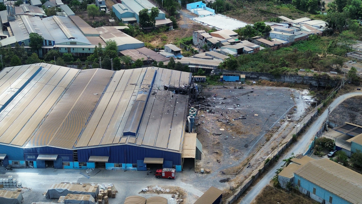 Vụ nổ đã làm sập tường nhà xưởng và rách toác hàng chục mét vuông mái nhà xưởng Vụ nổ đã làm sập tường nhà xưởng và rách toác hàng chục mét vuông mái nhà xưởng