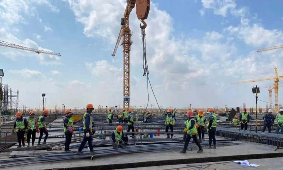 Các công nhân ghép ván khuôn chuẩn bị đổ bê tông tầng 1 nhà ga hành khách sân bay.