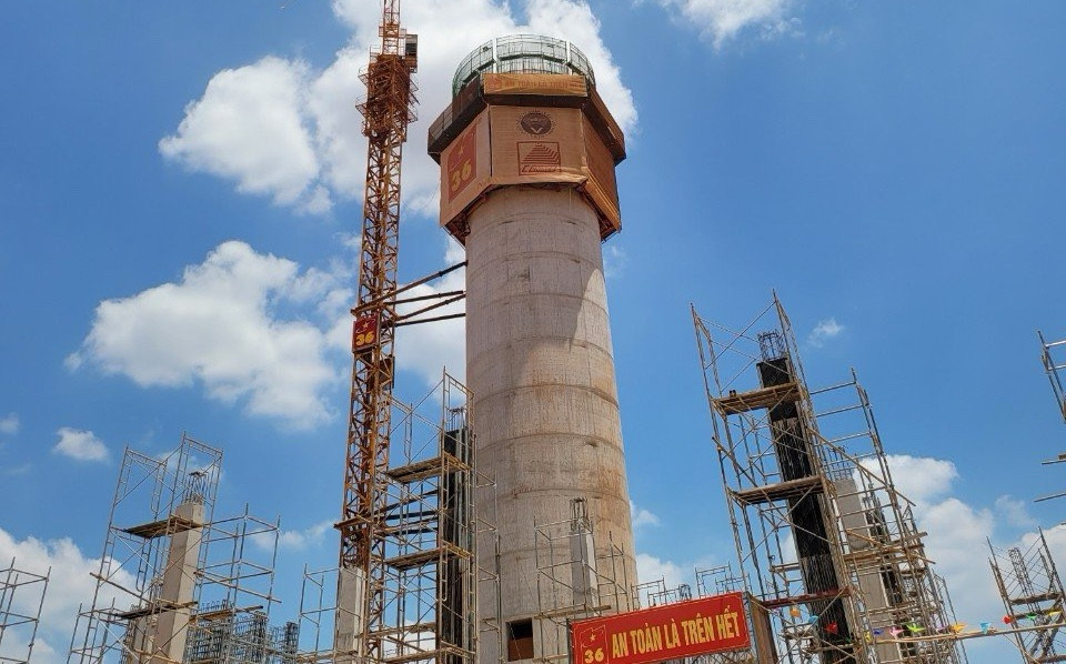 Tháp kiểm soát không lưu đã thành hình, đạt độ cao khoảng 70 m.