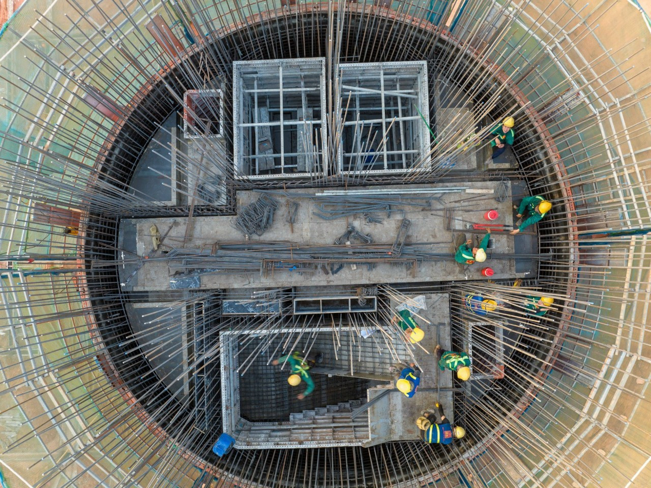 Thi công bên trong tháp kiểm soát không lưu có đường kính thân tháp 10 m.