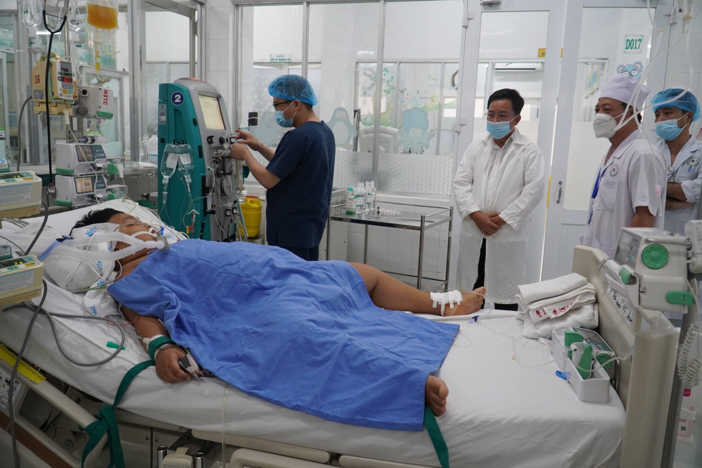 Một bệnh nhi ngộ độc bánh mỳ đang được cấp cứu Một bệnh nhi ngộ độc bánh mỳ đang được cấp cứu