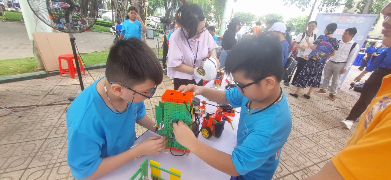 Các em học sinh tại Ngày hội Steam &amp; Cuộc thi Robotic