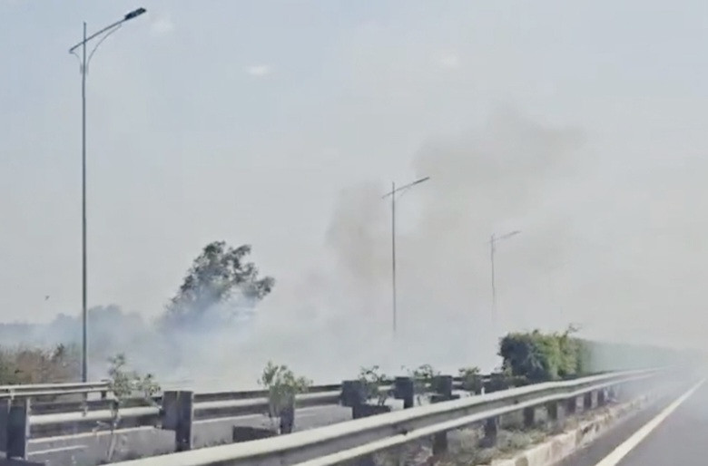 Khói mù mịt trên cao tốc TP HCM - Long Thành Dầu Giây đoạn qua xã Sông Nhạn, huyện Cẩm Mỹ do cháy cỏ khô vào ngày 19/3 Khói mù mịt trên cao tốc TP HCM - Long Thành Dầu Giây đoạn qua xã Sông Nhạn, huyện Cẩm Mỹ do cháy cỏ khô vào ngày 19/3