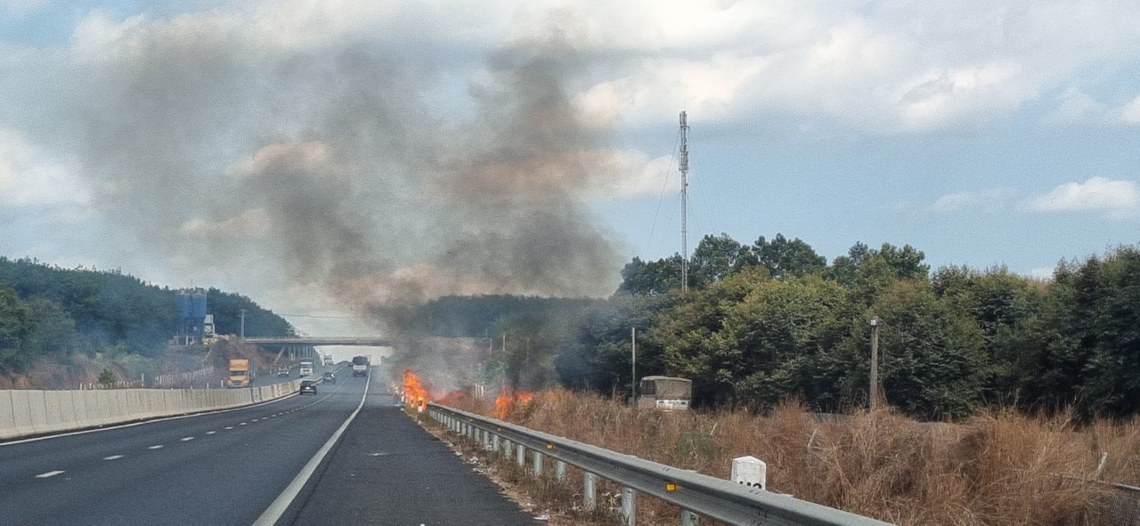 Vụ cháy cỏ khô trên hành lang cao tốc Phan Thiết - Dầu Giây vào chiều ngày 18/4 đoạn qua xã Sông Nhạn, huyện Cẩm Mỹ Vụ cháy cỏ khô trên hành lang cao tốc Phan Thiết - Dầu Giây vào chiều ngày 18/4 đoạn qua xã Sông Nhạn, huyện Cẩm Mỹ