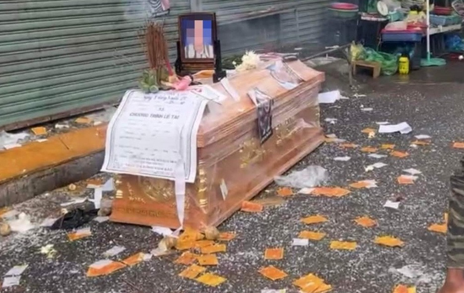 Các bị can mang quan tài đến nhà chủ hụi gây áp lực để đòi nợ Các bị can mang quan tài đến nhà chủ hụi gây áp lực để đòi nợ