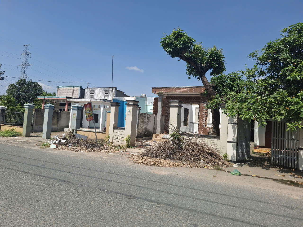 Một số hộ dân tại ấp Hiền Hòa, xã Phước Thái (Long Thành) đã nhận bồi thường, nhưng chưa di dời nhà gây khó khăn cho việc triển khai dự án. Một số hộ dân tại ấp Hiền Hòa, xã Phước Thái (Long Thành) đã nhận bồi thường, nhưng chưa di dời nhà gây khó khăn cho việc triển khai dự án.