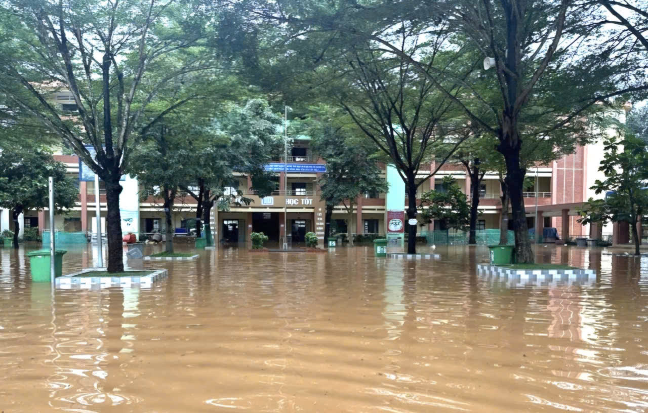 Trường THCS Phước Tân 1 ngập nước, học sinh phải nghỉ học