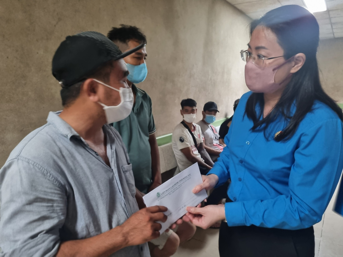 Lãnh đạo Liên đoàn lao động tỉnh Đồng Nai thăm động viên thân nhân các nạn nhân tử vong trong vụ nổ lò hơi