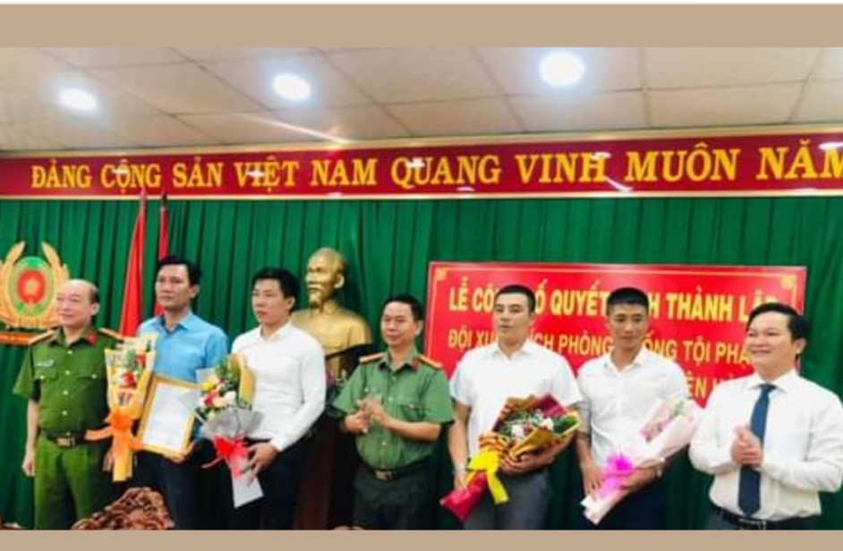 Đội xung kích phòng chống tội phạm và hỗ trợ giao thông trong ngày nhận quyết định thành lập