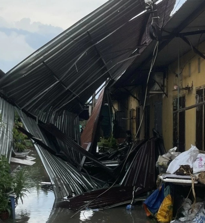 Một căn nhà bị tốc mái